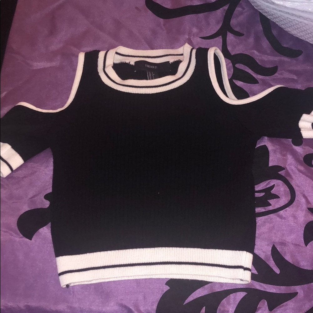 BLACK AND WHITE COLD SHOULDER CROP TOP